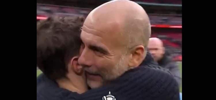 Pep Guardiola abraça Bernardo Silva após o Manchester City-Chelsea da Taça de Inglaterra.