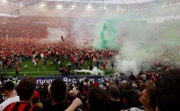 Bayer Leverkusen em festa após conquista do título alemão.