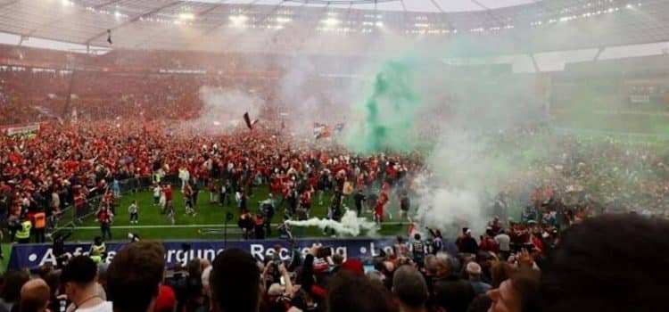 Bayer Leverkusen em festa após conquista do título alemão.