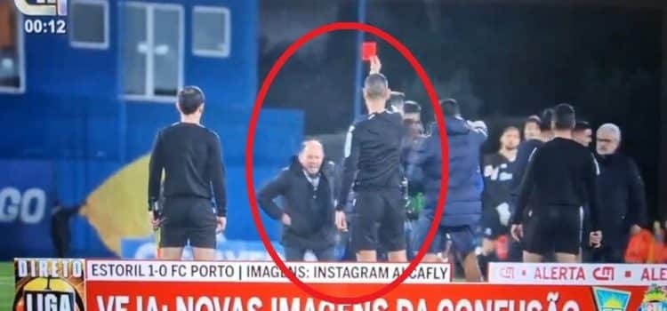 Luís Gonçalves indignado com o árbitro do Estoril-FC Porto.
