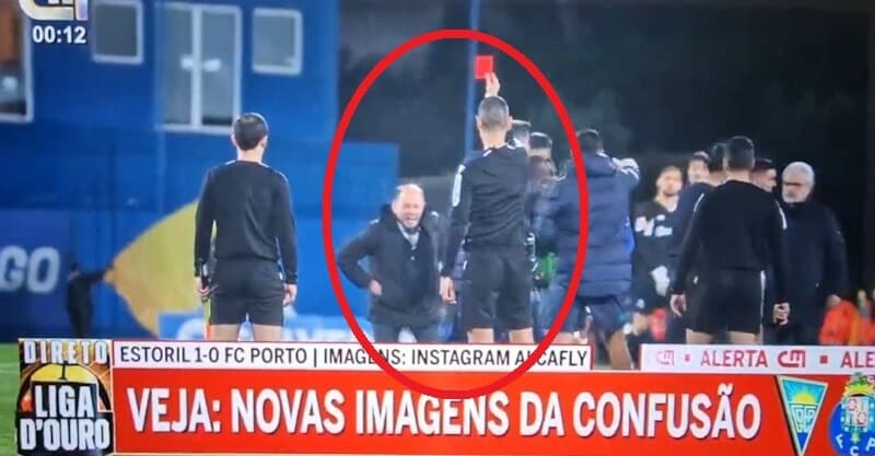 Luís Gonçalves indignado com o árbitro do Estoril-FC Porto.