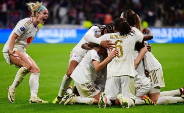 Jogadoras do Lyon celebram reviravolta na Champions