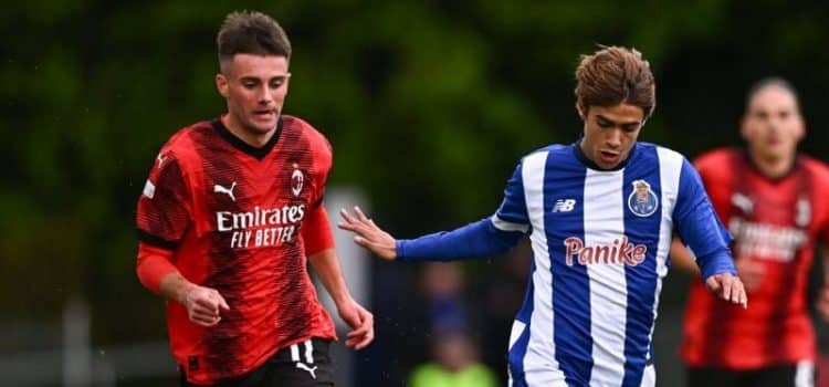 Rodrigo Mora em disputa de bola no AC Milan-FC Porto a contar para a Youth League.