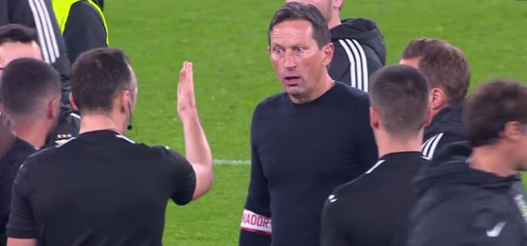 Momento em que Roger Schmidt confronta árbitro João Pinheiro após eliminação do Benfica da Taça de Portugal diante do Sporting.
