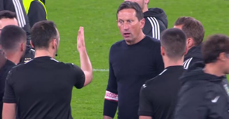 Momento em que Roger Schmidt confronta árbitro João Pinheiro após eliminação do Benfica da Taça de Portugal diante do Sporting.