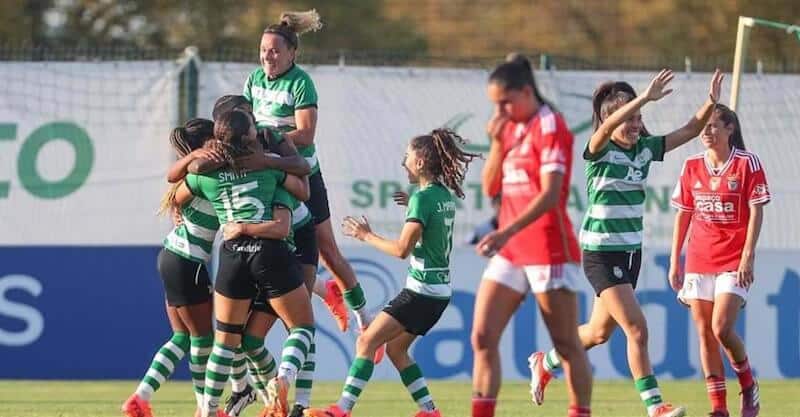 Jogadoras do Sporting celebram vitória sobre o Benfica.