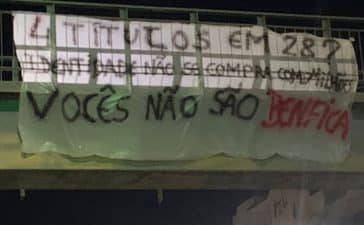 Tarja colocada no Estádio São Luís antes do Farense-Benfica.