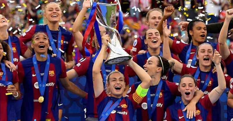 Jogadoras do Barcelona celebram conquista da Champions pela 2ª vez consecutiva.