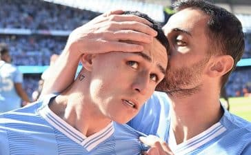 Bernardo Silva beija Phil Foden após golo no jogo do tetra do Manchester City.