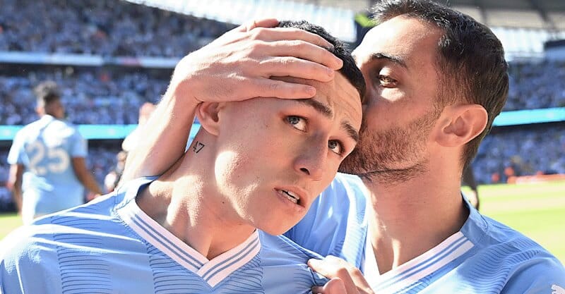 Bernardo Silva beija Phil Foden após golo no jogo do tetra do Manchester City.