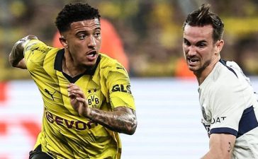 Jadon Sancho e Fabian Ruiz em disputa de bola no Borussia Dortmund-PSG.