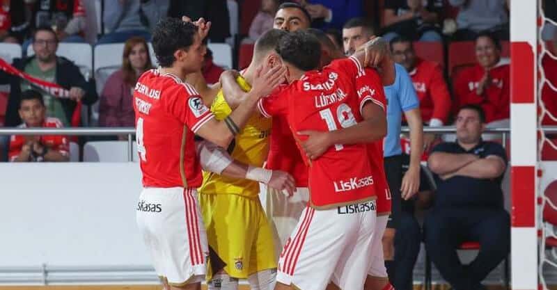 Jogadores do Benfica festejam golo ao Eléctrico no play off de futsal.