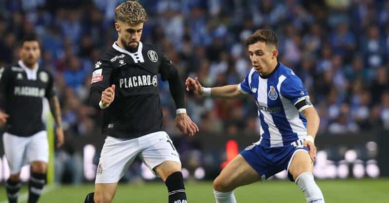 Francisco Conceição e Pedro Malheiro em disputa de bola no FC Porto-Boavista.