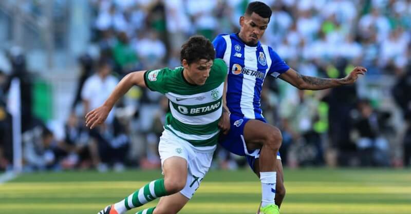 Wenderson Galeno e Eduardo Quaresma em disputa de bola no FC Porto-Sporting, a contar para a final da Taça de Portugal.