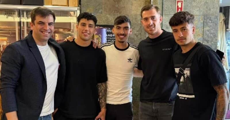 Jogadores do FC Porto tiram foto em restaurante em Vila Nova de Gaia.