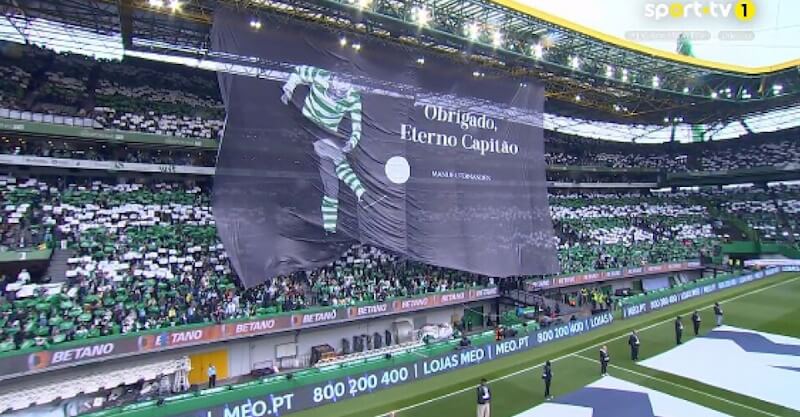 Tarja de homenagem a Manuel Fernandes, antigo avançado do Sporting.