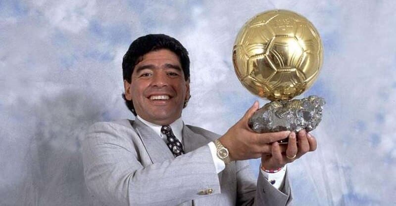 Diego Maradona exibe a Bola de Ouro.