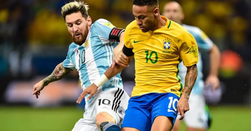 Neymar e Lionel Messi no embate entre Brasil e Argentina na Copa América.