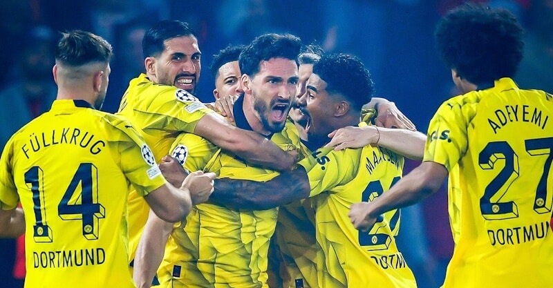 Jogadores do Borussia Dortmund celebram golo ao PSG na Liga dos Campeões.