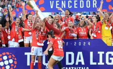 Jogadoras do Benfica festejam conquista da Taça da Liga feminina.