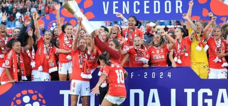 Jogadoras do Benfica festejam conquista da Taça da Liga feminina.