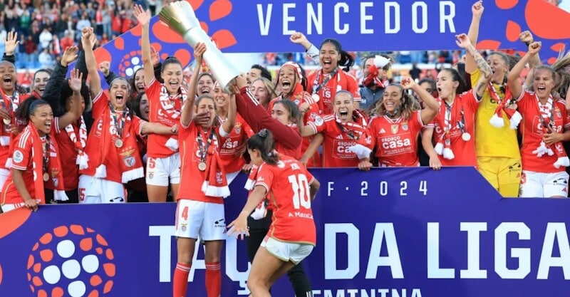 Jogadoras do Benfica festejam conquista da Taça da Liga feminina.