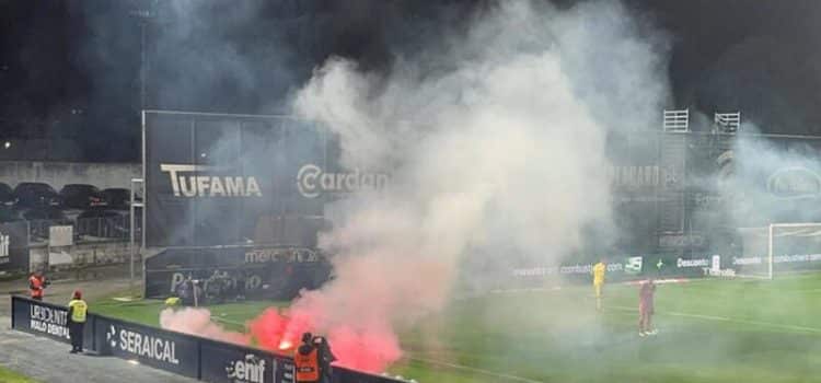 Momento do lançamento de tochas no Famalicão-Benfica