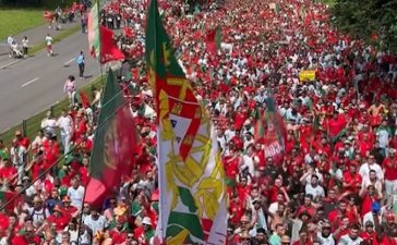 Adeptos portugueses em apoio a Portugal no jogo contra a Turquia referente ao Euro 2024.