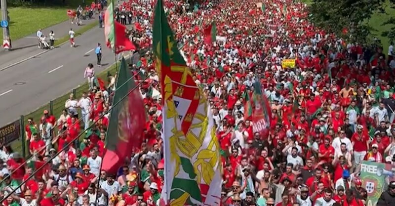 Adeptos portugueses em apoio a Portugal no jogo contra a Turquia referente ao Euro 2024.