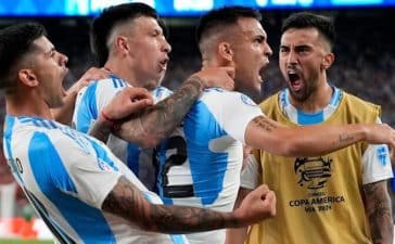 Lautaro Martínez festeja golo da vitória da Argentina sobre o Chile na Copa América.