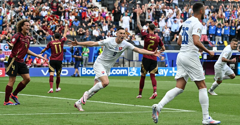 Schranz celebra golo da vitória da Eslováquia sobre a Bélgica no Euro 2024.