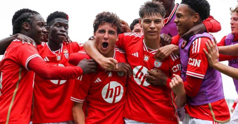 Benfica bicampeão de juvenis.