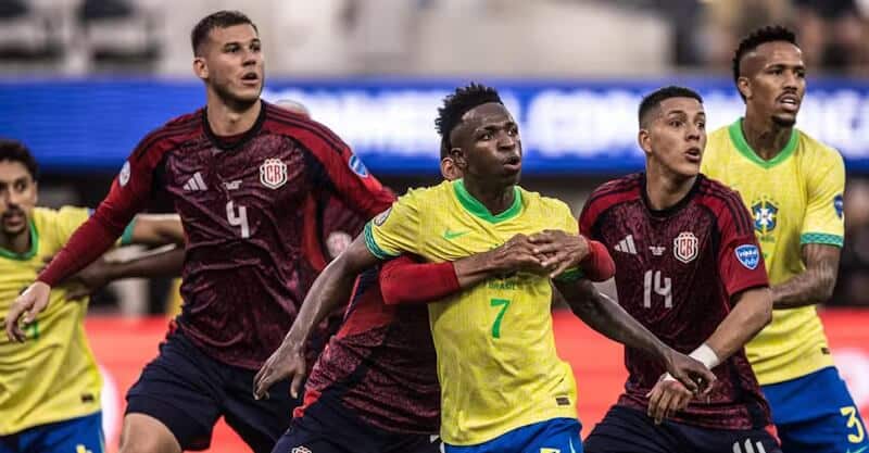 Vinícius Jr. em disputa de bola no Brasil-Costa-Rica a contar para a Costa América.