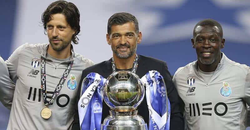 Sérgio Conceição, treinador do FC Porto, e os seus adjuntos Vítor Bruno e Sirimana Dembelé.