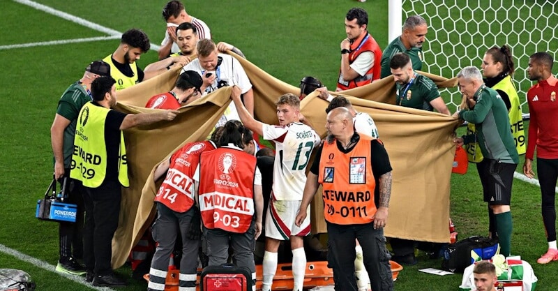 Jogador da Hungria cai desamparado no relvado após choque com guarda-redes da Escócia no Euro 2024.