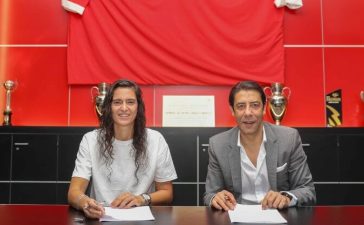Filipa Patão ao lado de Rui Costa no momento da renovação de contrato com o Benfica.