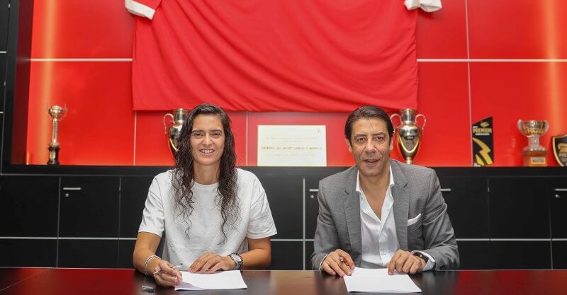 Filipa Patão ao lado de Rui Costa no momento da renovação de contrato com o Benfica.