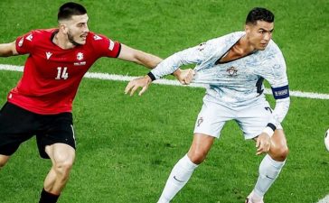 Cristiano Ronaldo agarrado na área no Geórgia-Portugal no Euro 2024.