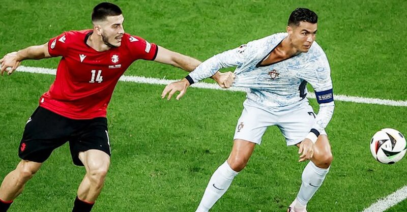 Cristiano Ronaldo agarrado na área no Geórgia-Portugal no Euro 2024.