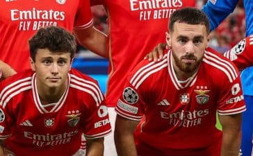 João Neves e Orkun Kokçu, médios do Benfica.