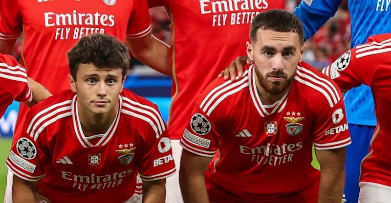 João Neves e Orkun Kokçu, médios do Benfica.