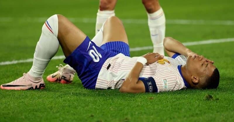 Kylian Mbappé, lesionado durante o Áustria-França do Euro 2024.