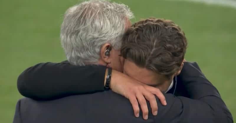 José Mourinho abraçado a Edin Terzic após o Borussia Dortmund-Real Madrid da final da Liga dos Campeões.