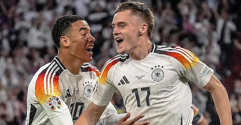 Jamal Musiala e Florian Wirtz celebram golo no Alemanha-Escócia do Euro 2024.