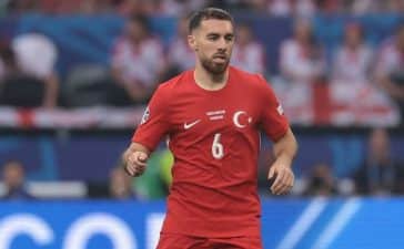 Orkun Kokçu, médio do Benfica ao serviço da seleção da Turquia.