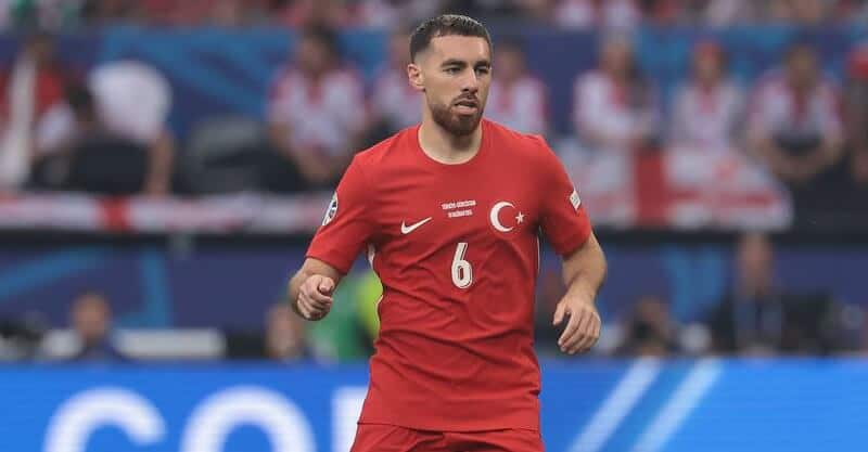 Orkun Kokçu, médio do Benfica ao serviço da seleção da Turquia.