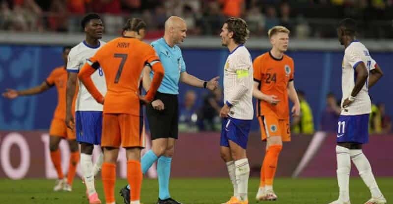 Países Baixos e França com o árbitro no Euro 2024.