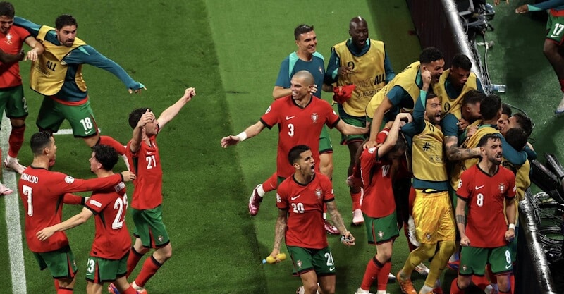Jogadores de Portugal celebram efusivamente o golo de Francisco Conceição diante da Chéquia no Euro 2024.