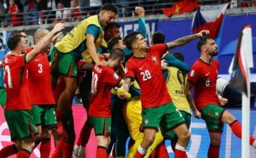 Jogadores de Portugal festejam efusivamente o golo de Francisco Conceição diante da Chéquia no Euro 2024.
