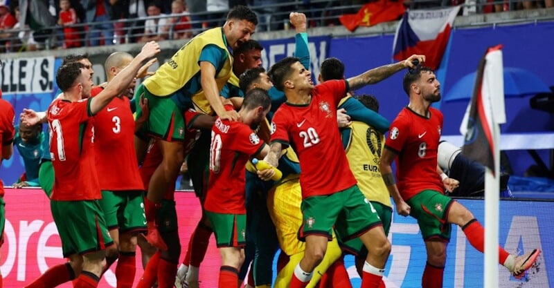 Jogadores de Portugal festejam efusivamente o golo de Francisco Conceição diante da Chéquia no Euro 2024.